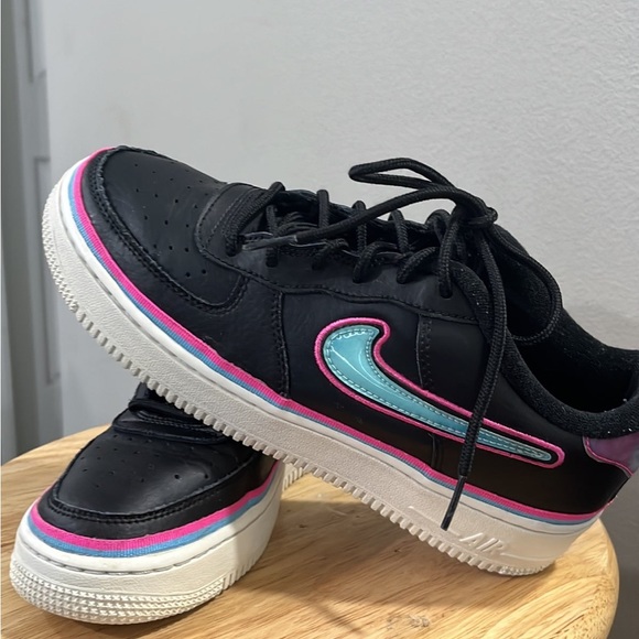 Nike - Picture 4 of 6